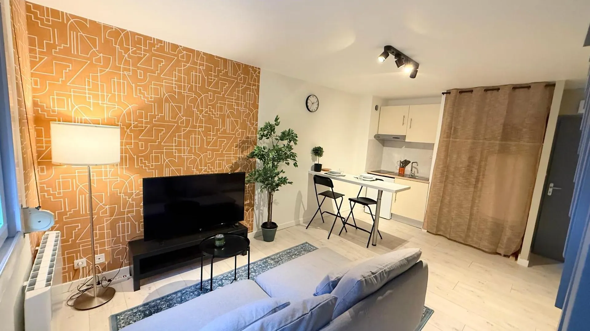 Appartement, Parking, Wifi, Le Monastere Frankrig